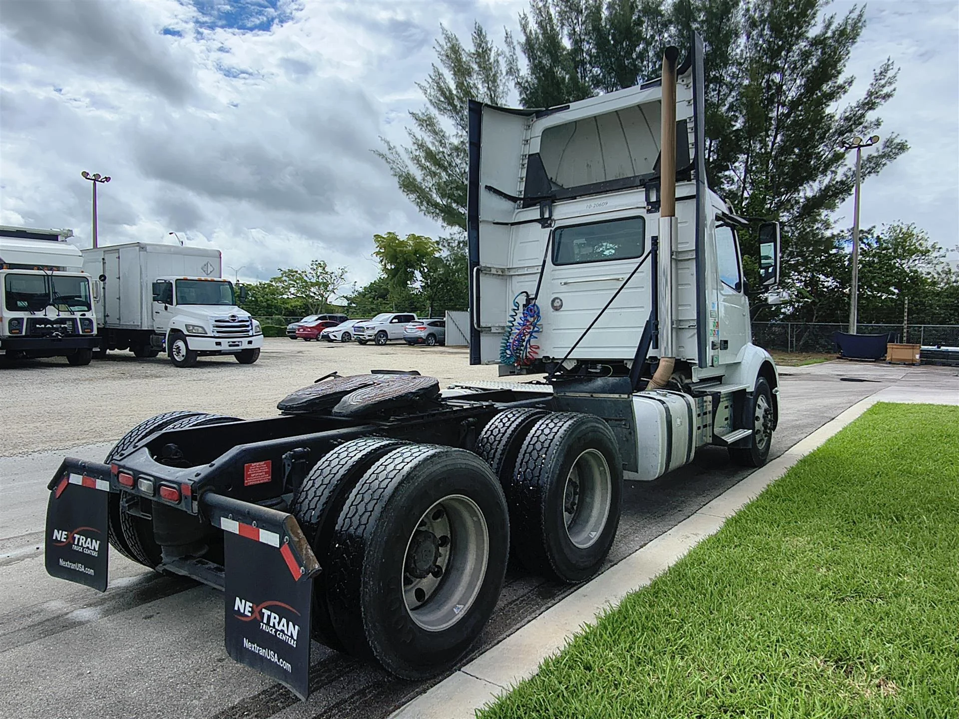 2020 Volvo VNR 640 - image 4