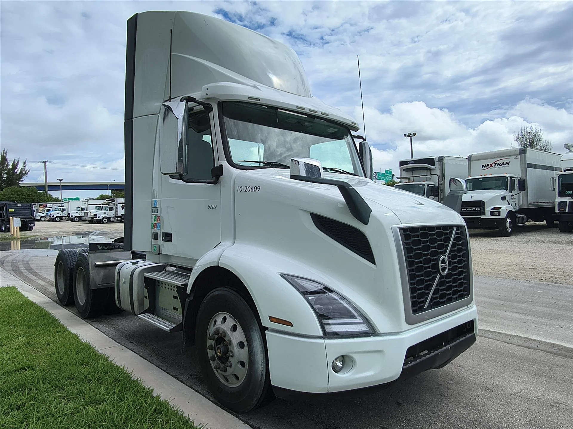 2020 Volvo VNR 640 - image 3