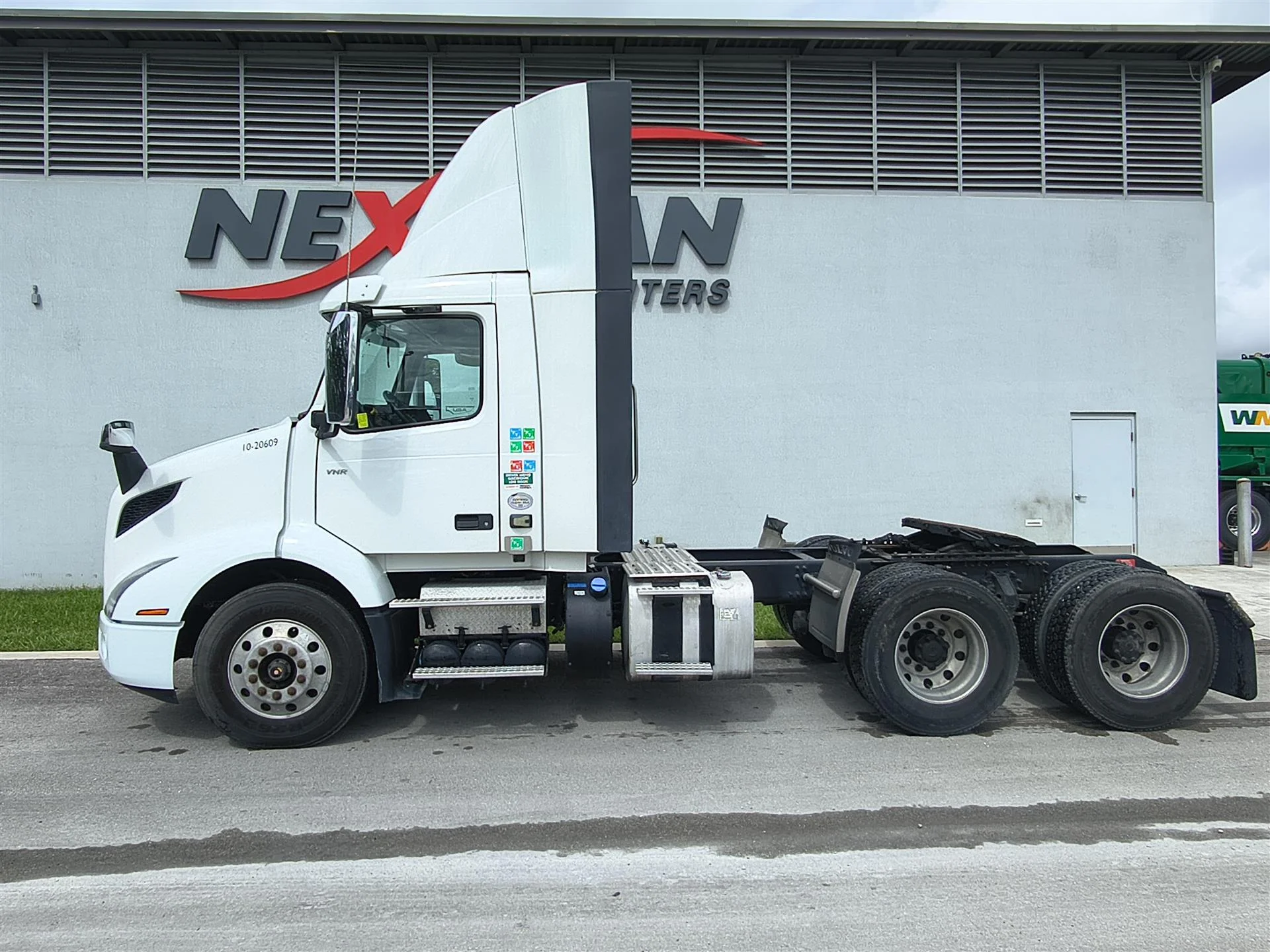 2020 Volvo VNR 640 - image 7