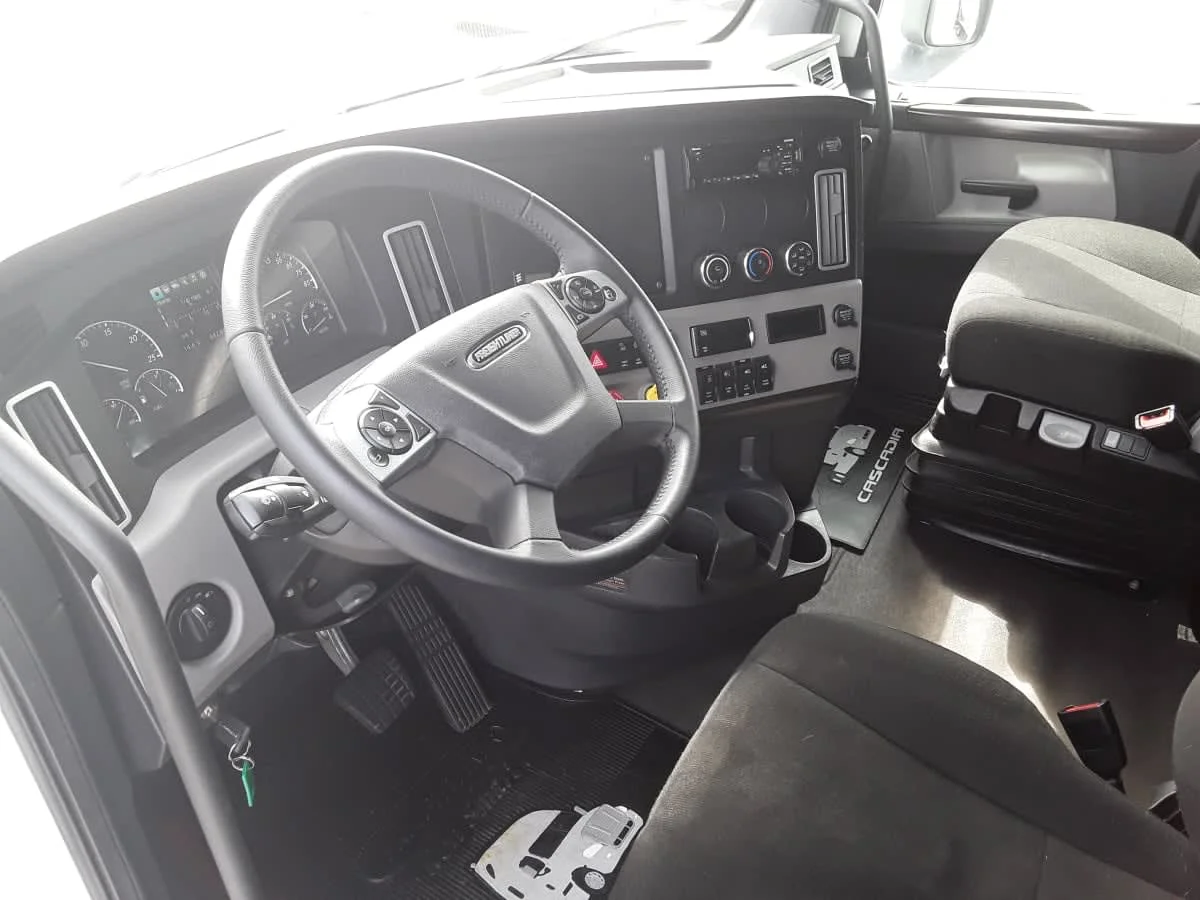 2020 Freightliner Cascadia - image 7