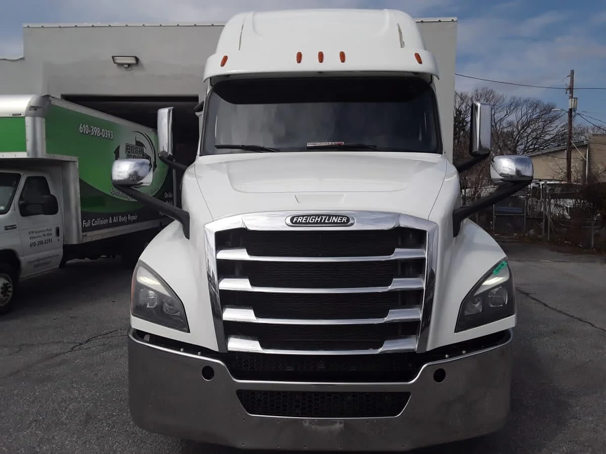 2020 Freightliner Cascadia - image 2