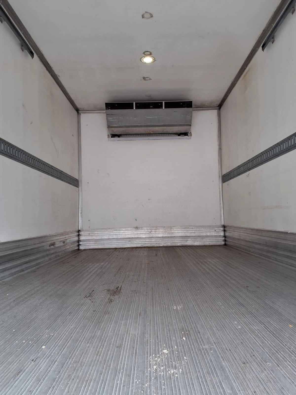 2019 Isuzu NPR - image 9