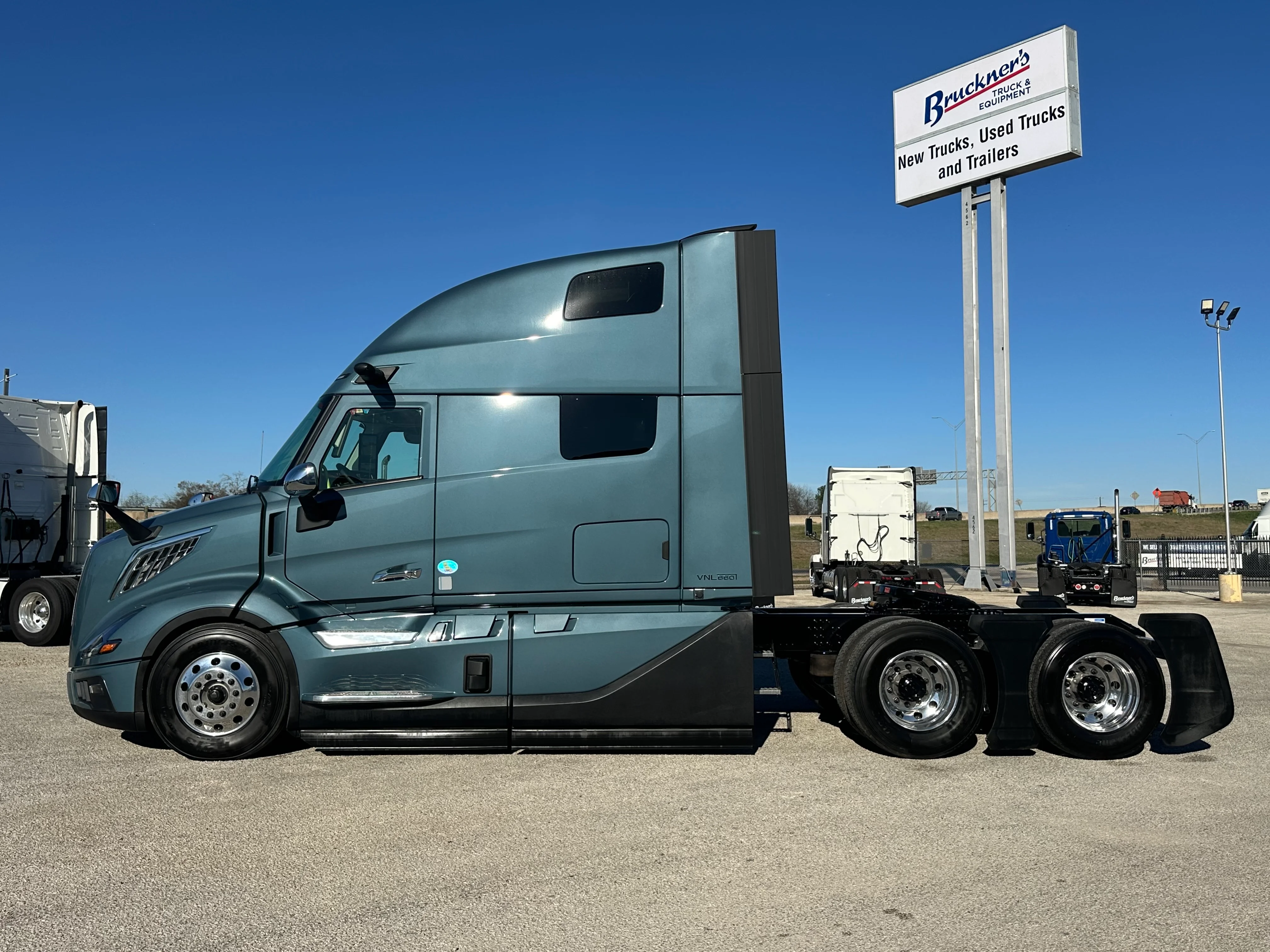 2026 Volvo VNL 860 in San Antonio, TX — photo 5
