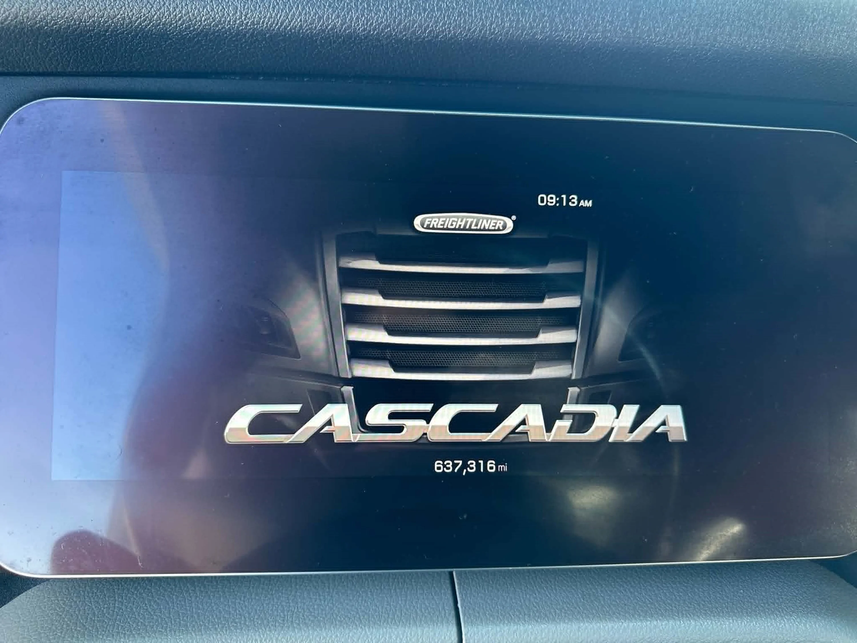 2022 Freightliner Cascadia — photo 8