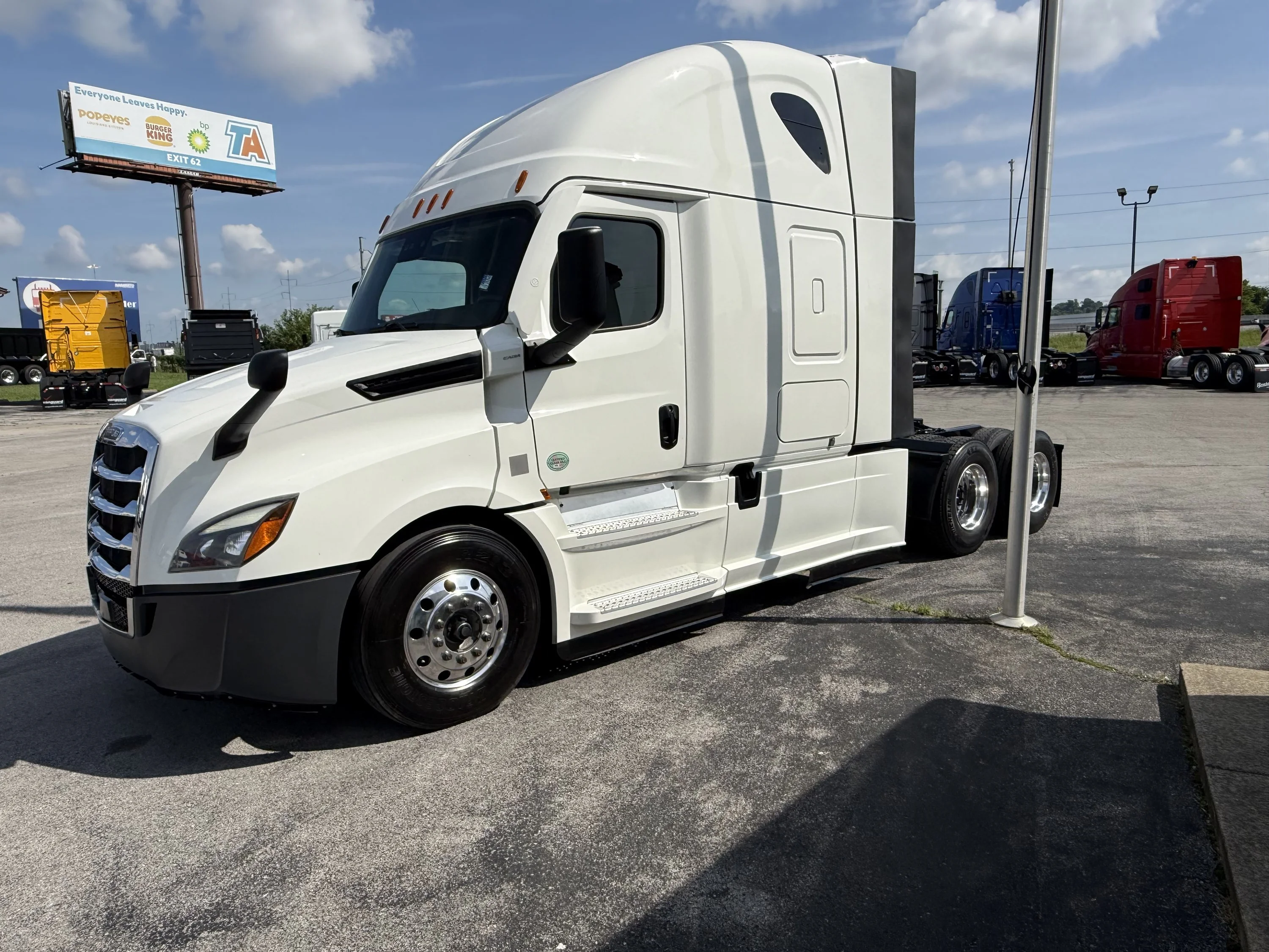 2022 Freightliner Cascadia — photo 2