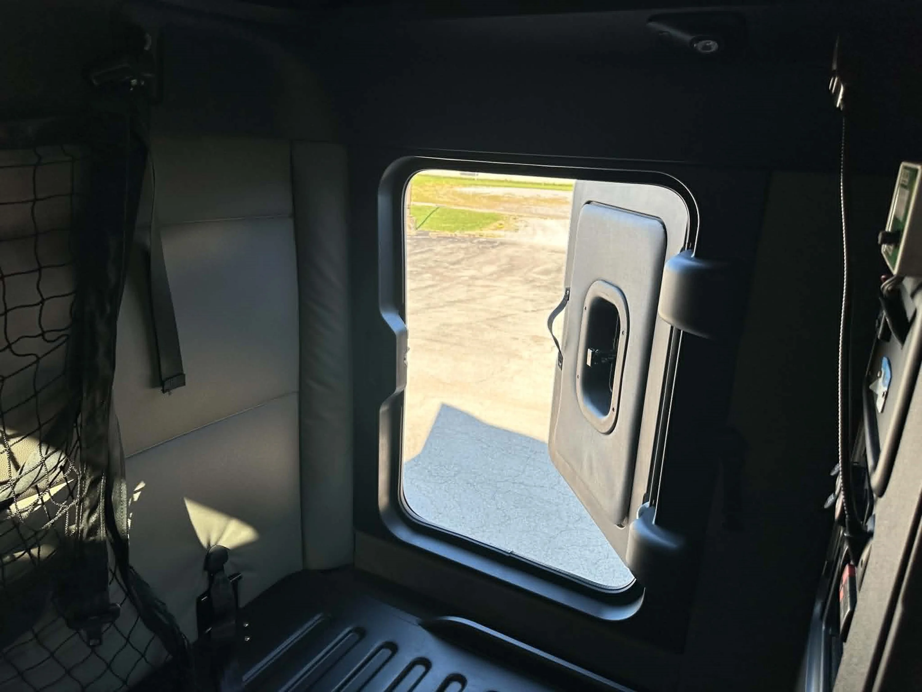 2022 Freightliner Cascadia — photo 16