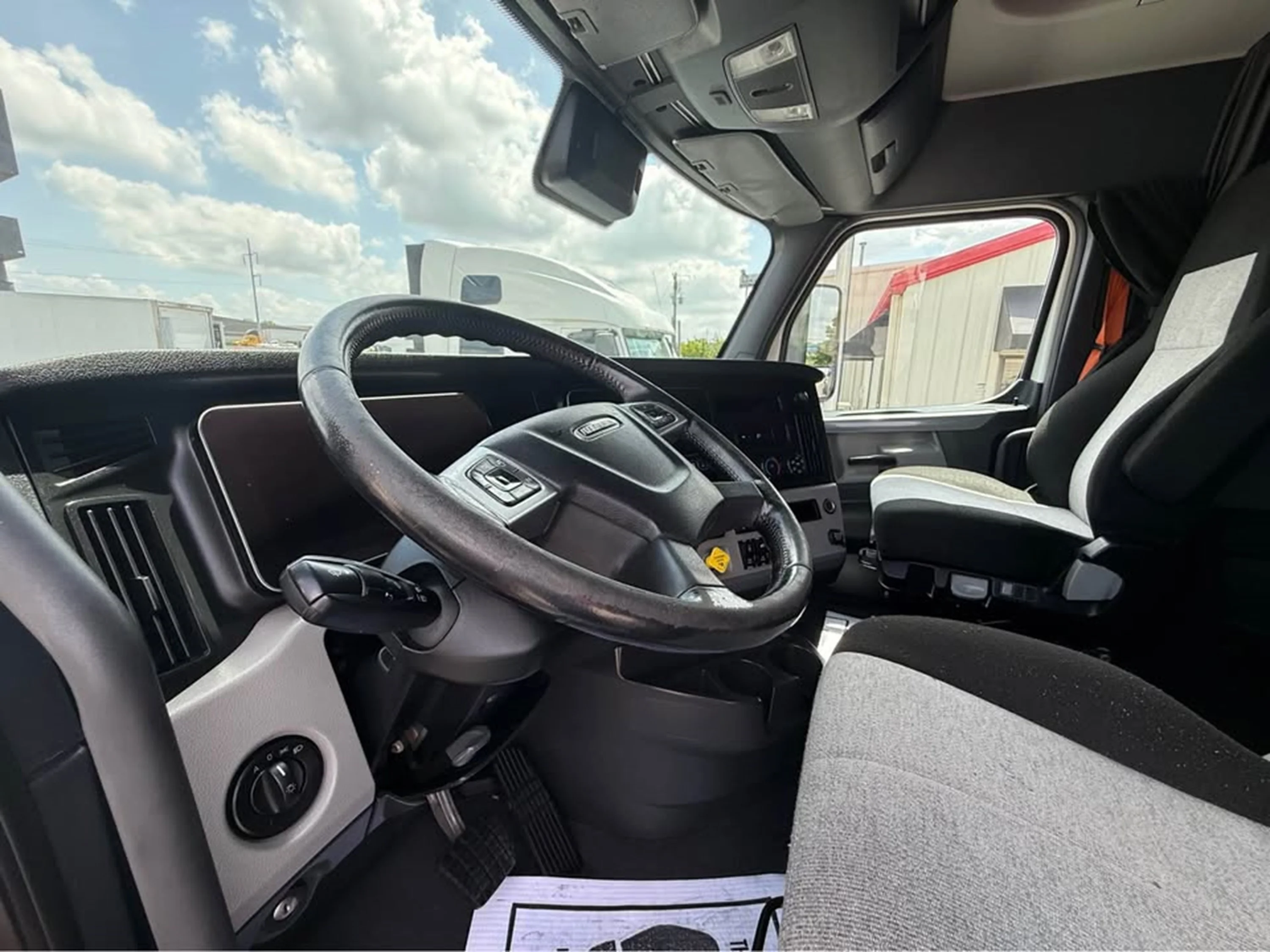 2022 Freightliner Cascadia — photo 13