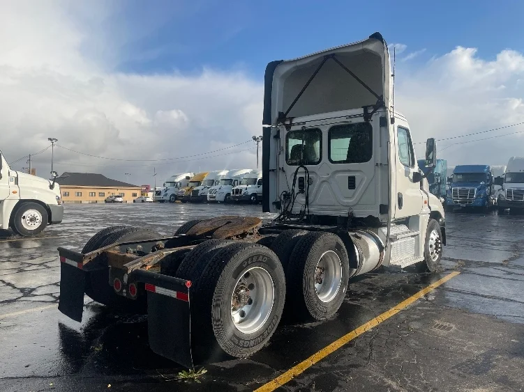 2017 Freightliner Cascadia in Chicago (Melrose Park), IL — photo 7