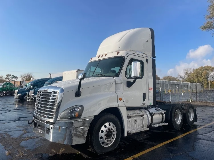 2017 Freightliner Cascadia in Chicago (Melrose Park), IL — photo 3