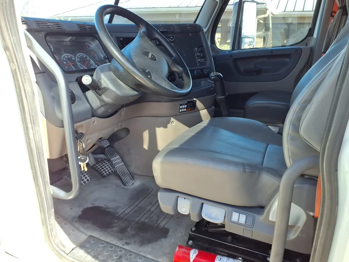 2020 Freightliner Cascadia - image 7