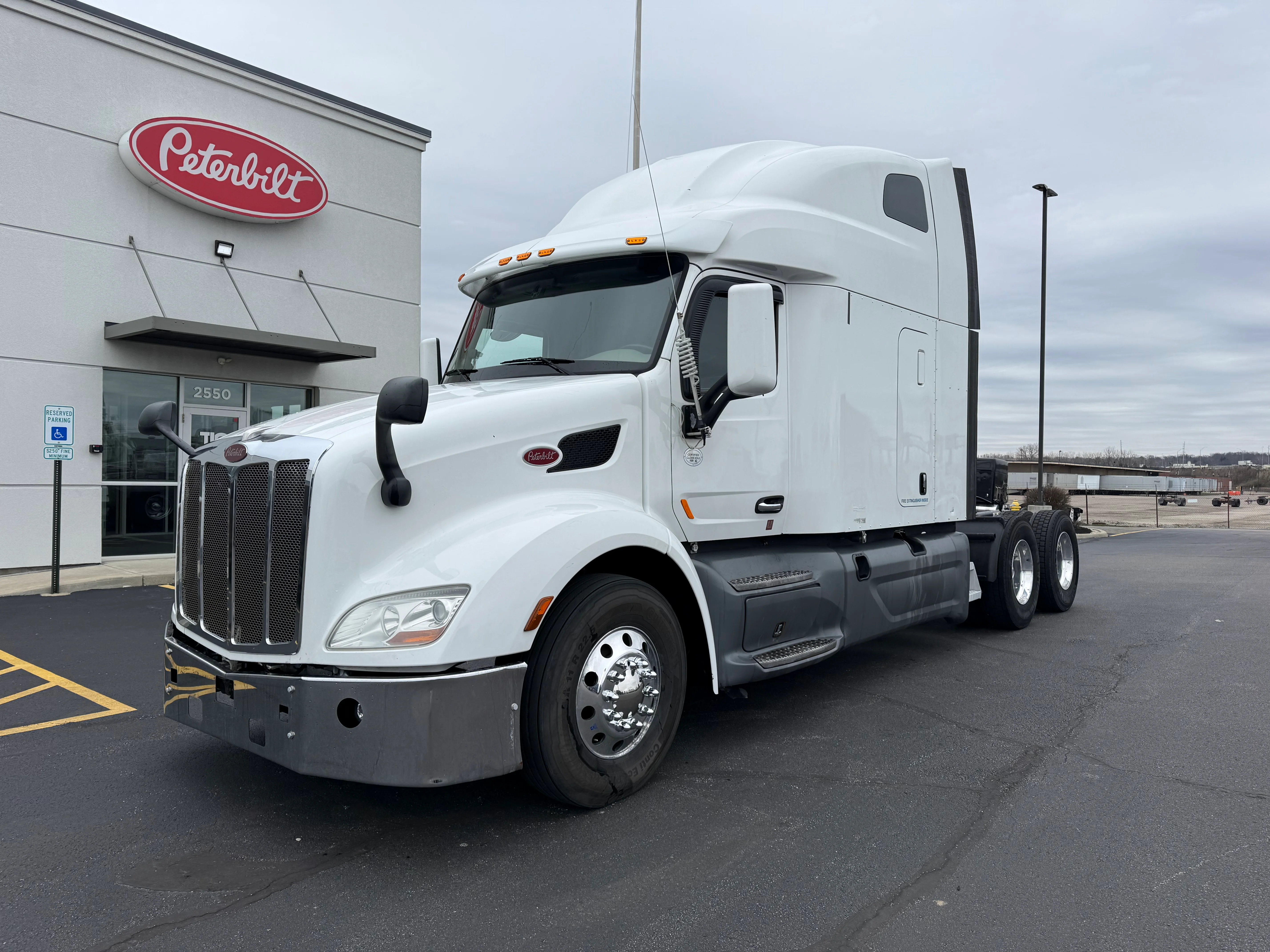 2020 Peterbilt 579 - image 1