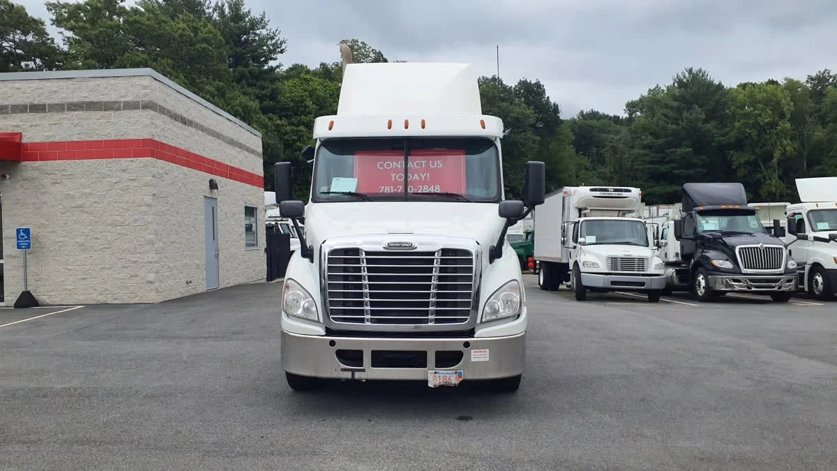 2020 Freightliner Cascadia in Norwood, MA — photo 2