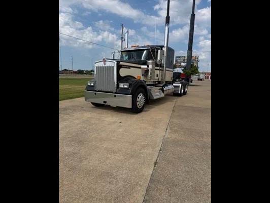 2027 Kenworth W900