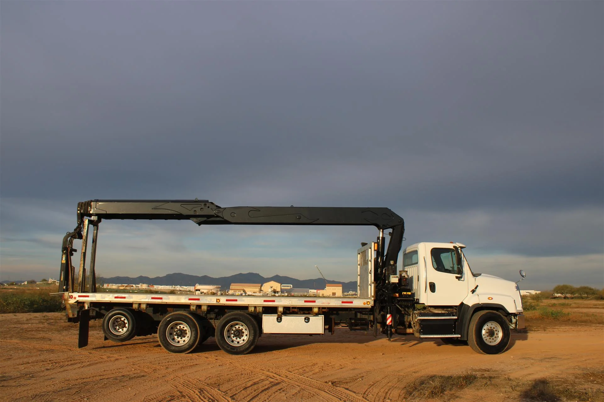 2016 Freightliner 114SD - image 3