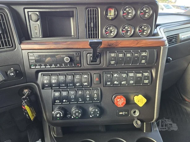 2025 International HX in MN — photo 15