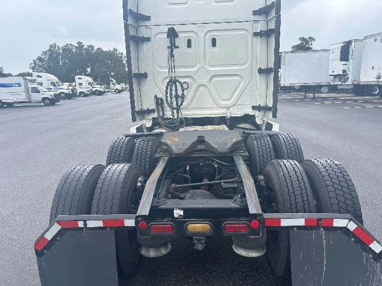 2022 Freightliner Cascadia - image 6