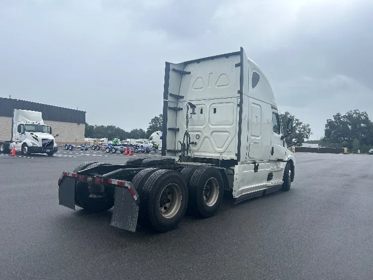 2022 Freightliner Cascadia - image 7