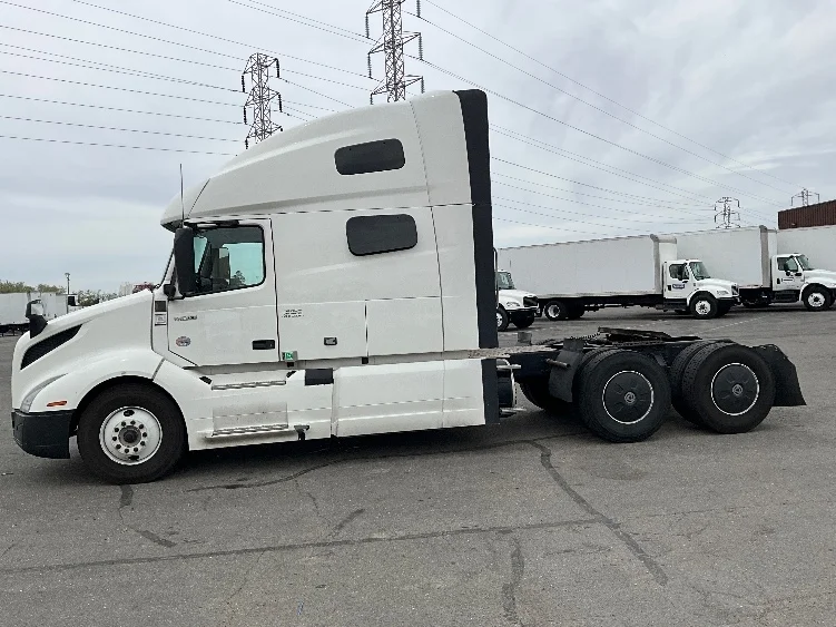 2023 Volvo VNL 760 - image 4