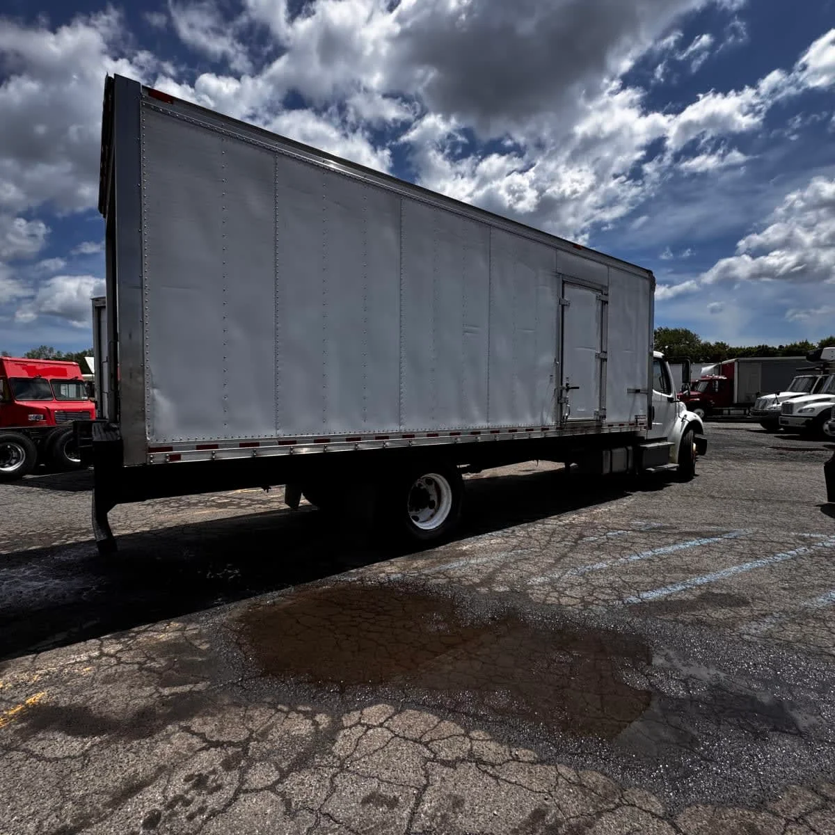 2019 Freightliner M2 106 - image 4