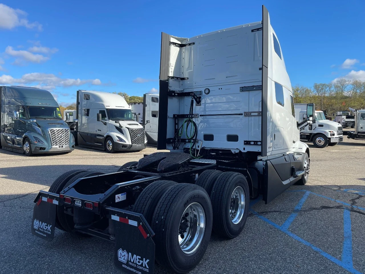 2026 Volvo VNL 860 in Byron Center, MI — photo 3