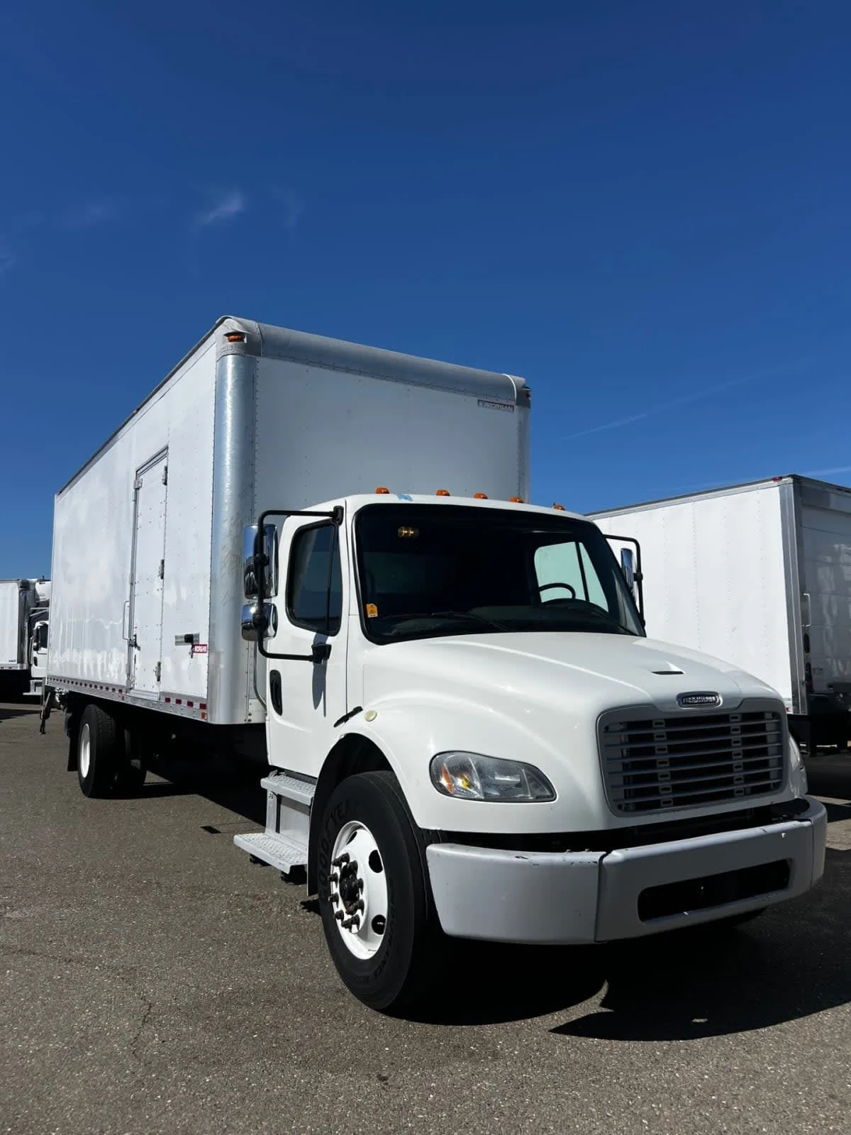 2019 Freightliner M2 106 - image 3