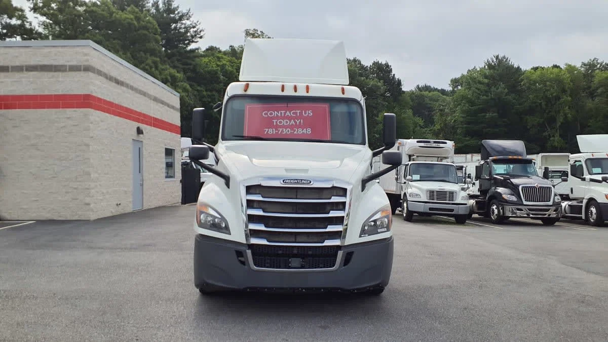 2018 Freightliner Cascadia in Norwood, MA — photo 2