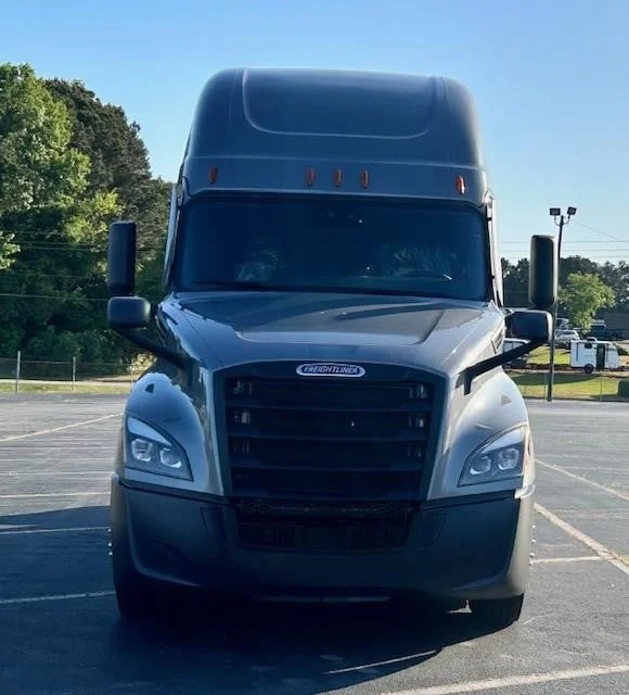 2022 FREIGHTLINER Cascadia 126 - image 2