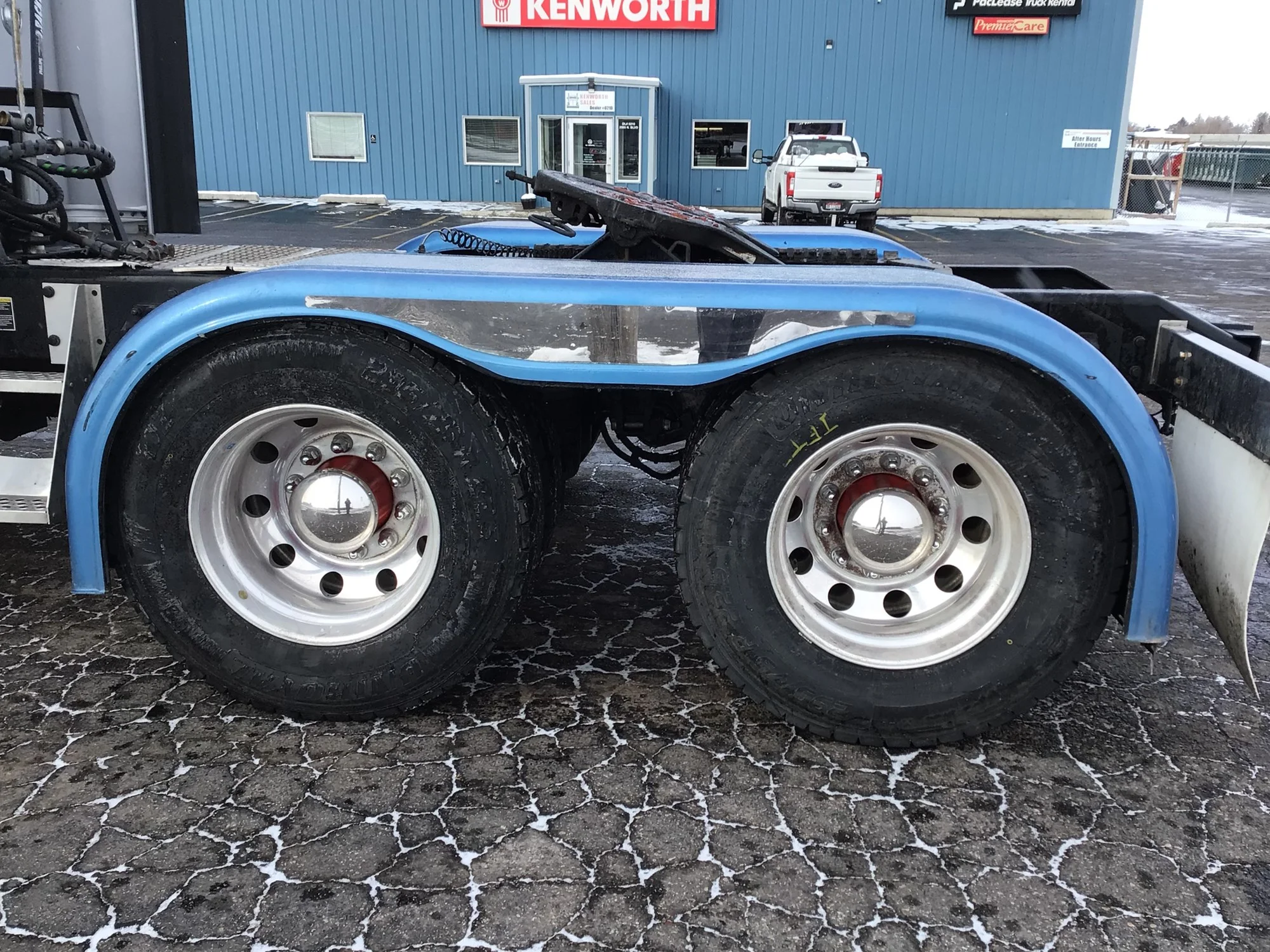 2020 Kenworth W900 - image 4