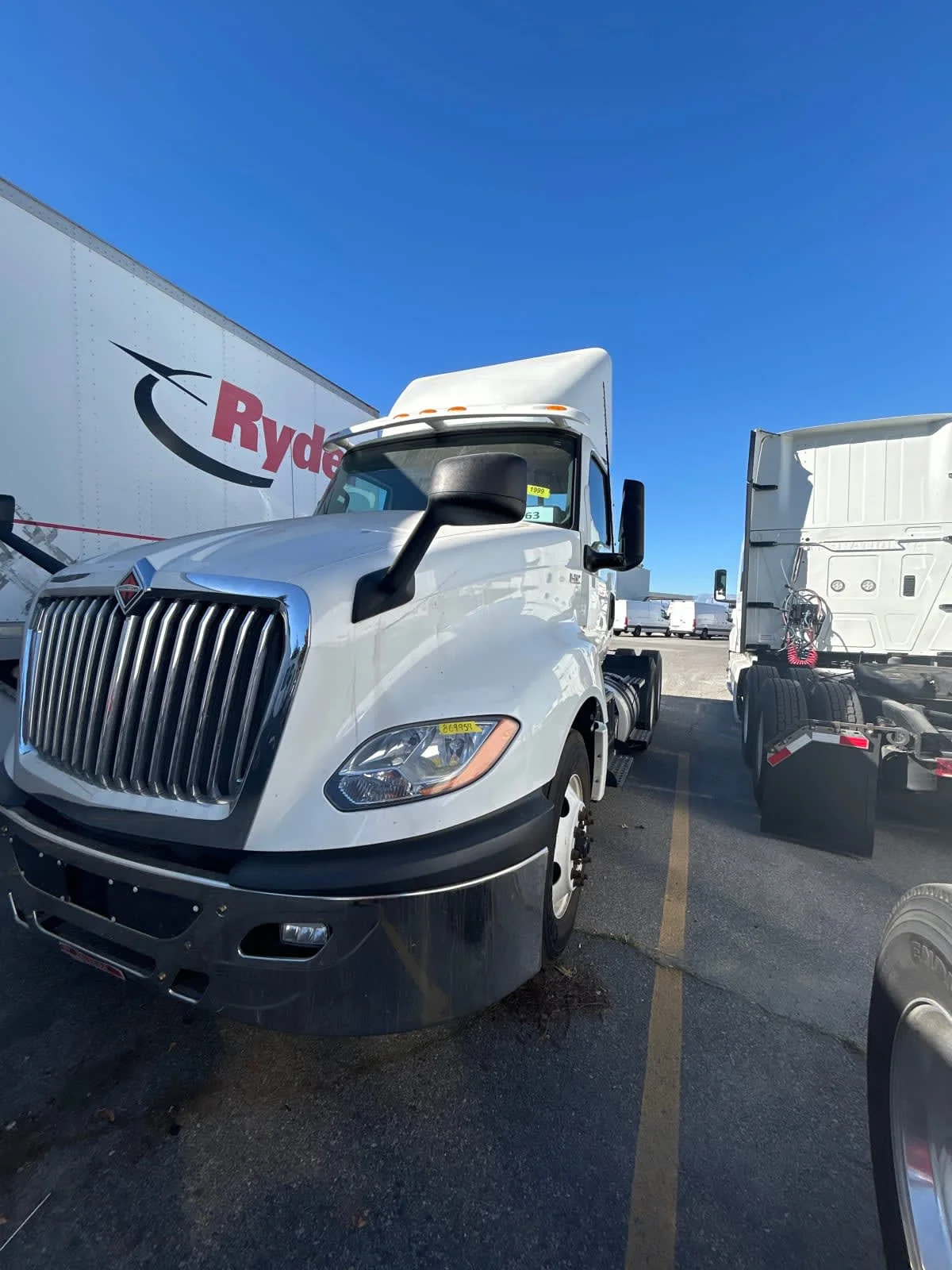 2019 International LT - image 3