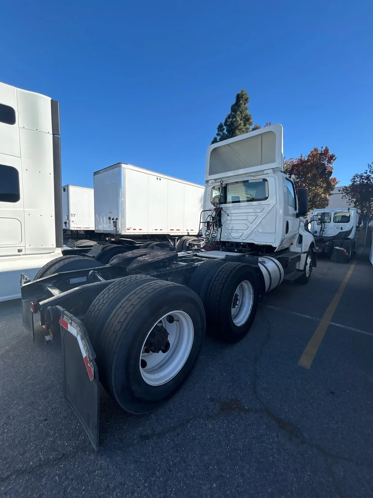 2019 International LT - image 4