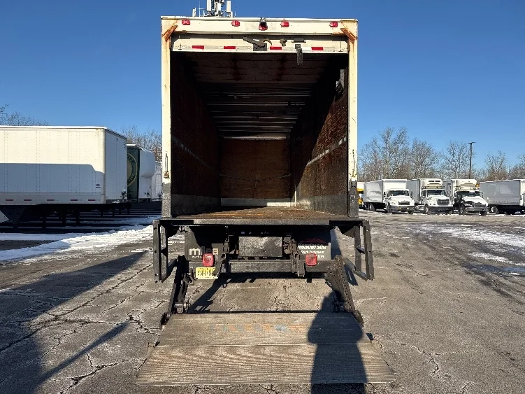 2013 Hino 338 - image 9