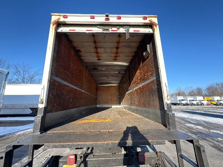 2013 Hino 338 - image 8