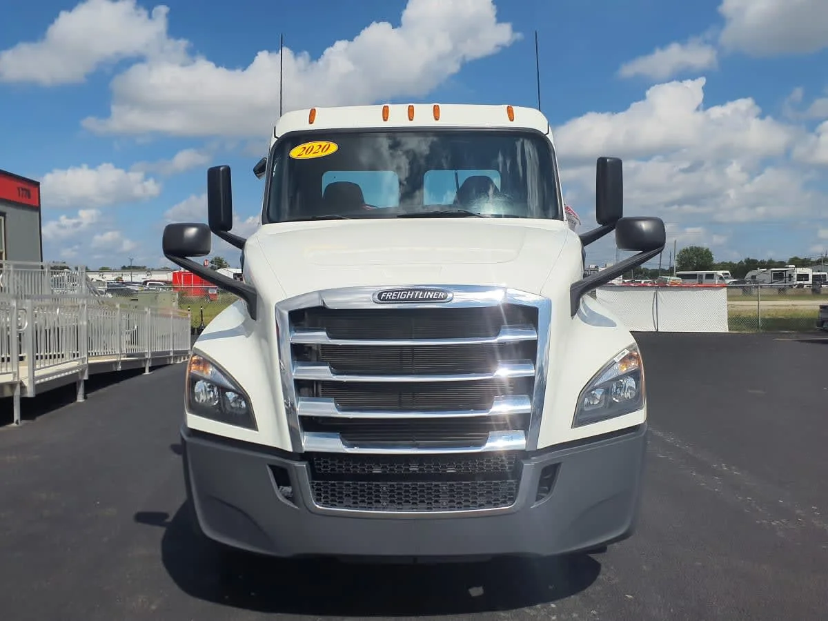 2020 Freightliner Cascadia in Clarksville, IN — photo 2