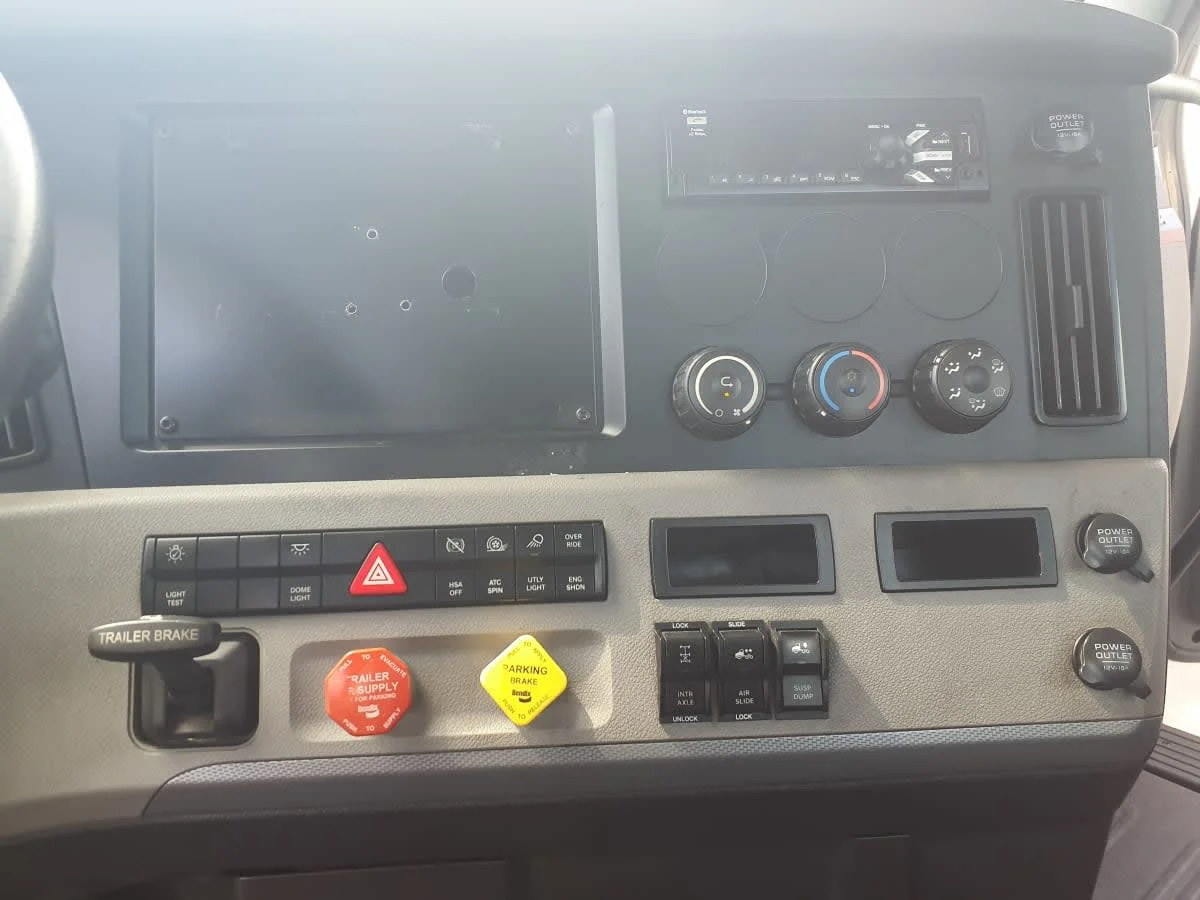 2020 Freightliner Cascadia in Clarksville, IN — photo 12
