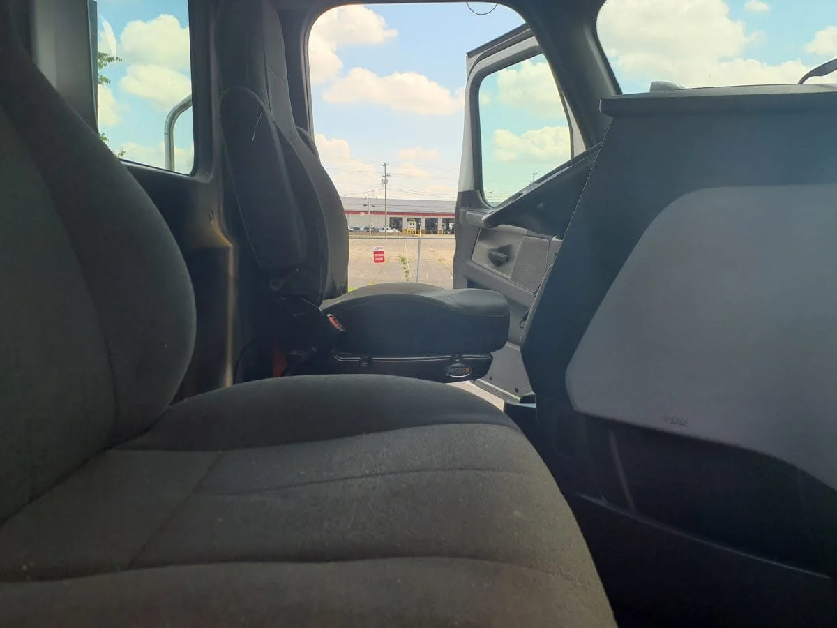 2020 Freightliner Cascadia in Clarksville, IN — photo 16