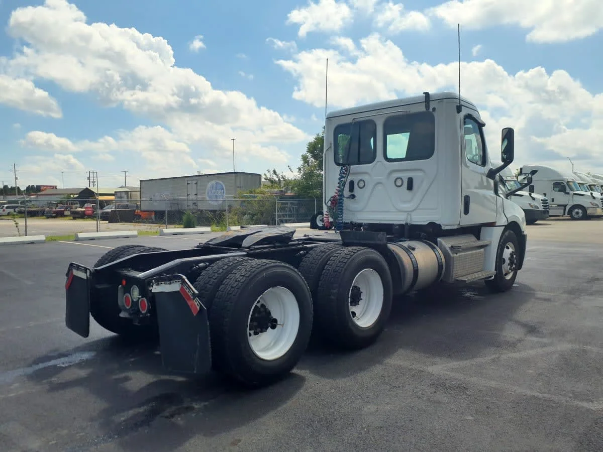 2020 Freightliner Cascadia in Clarksville, IN — photo 4