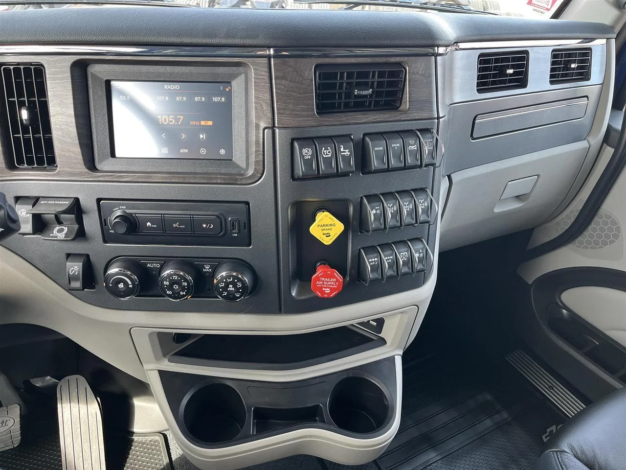 2026 Peterbilt 567 - image 9