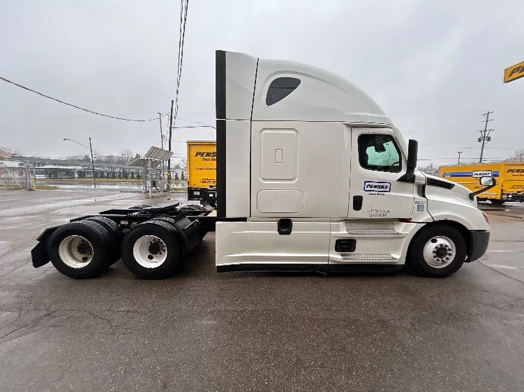 2022 Freightliner Cascadia - image 8