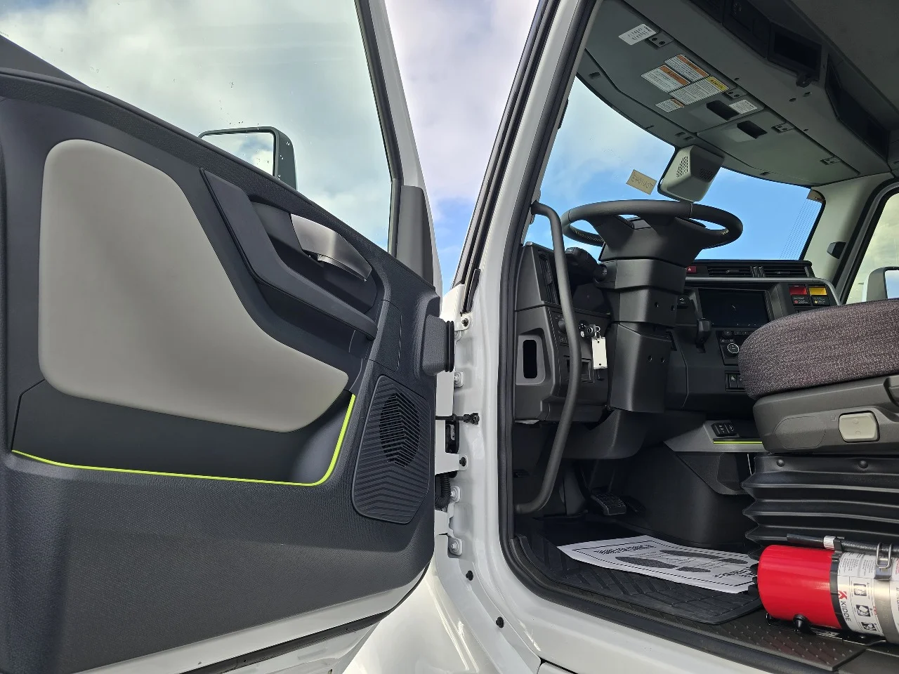 2026 Volvo VNL 300 in Toledo, OH — photo 8