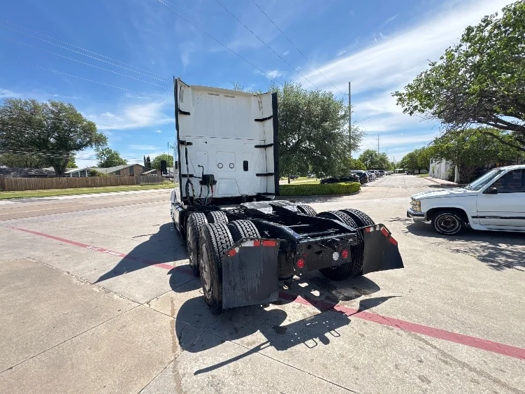 2023 International LT - image 5