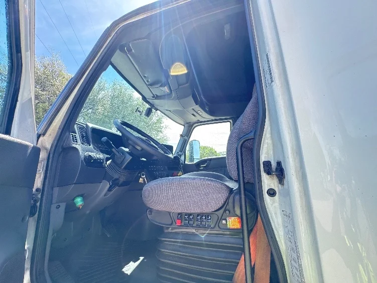 2023 International LT - image 9