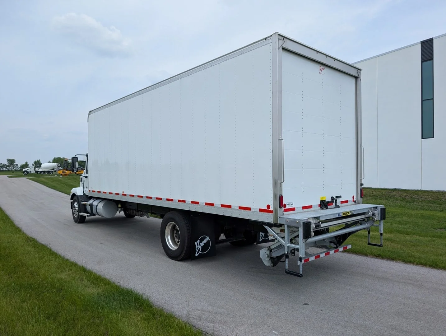 2025 Mack MD6 Box Truck - image 2