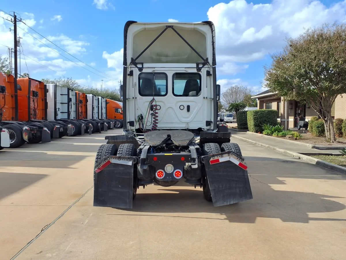 2019 Freightliner Cascadia in Houston, TX — photo 5