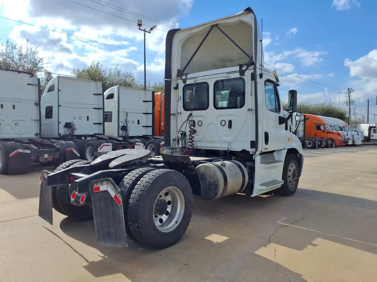 2019 Freightliner Cascadia in Houston, TX — photo 4