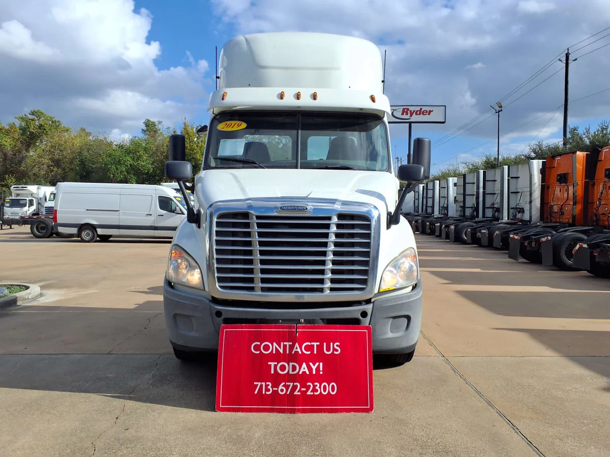 2019 Freightliner Cascadia in Houston, TX — photo 2