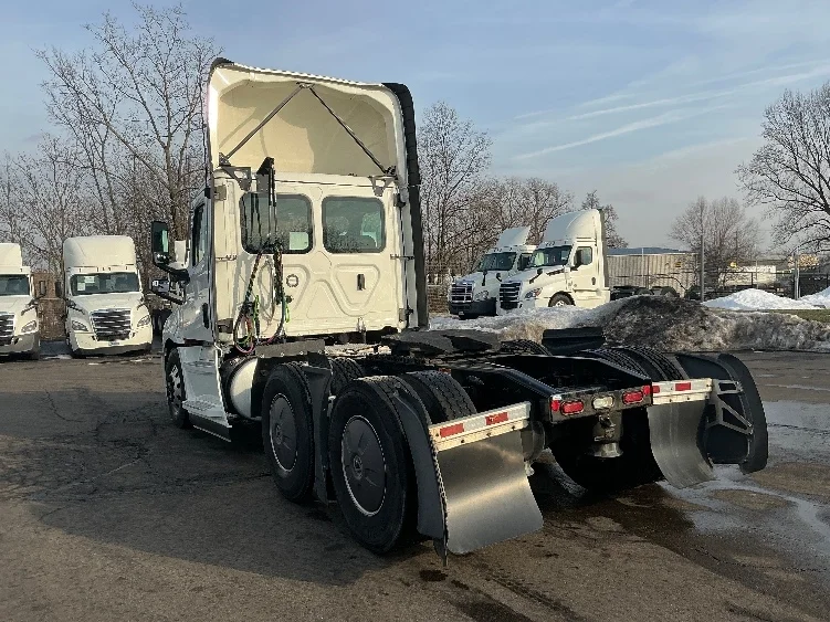 2022 Freightliner Cascadia - image 5