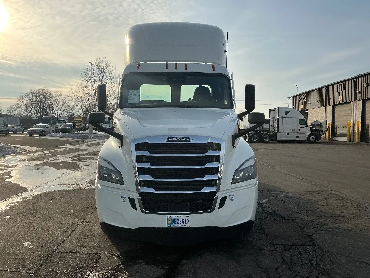 2022 Freightliner Cascadia - image 2