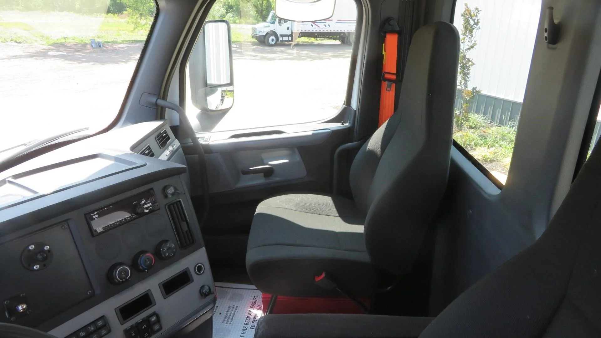 2021 Freightliner Cascadia in MI — photo 16