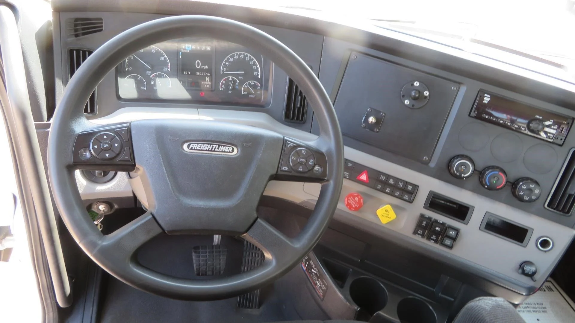 2021 Freightliner Cascadia in MI — photo 14