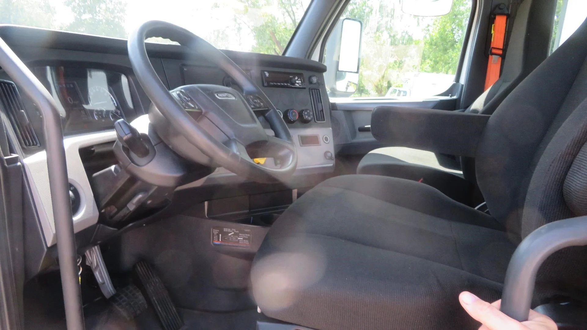 2021 Freightliner Cascadia in MI — photo 13